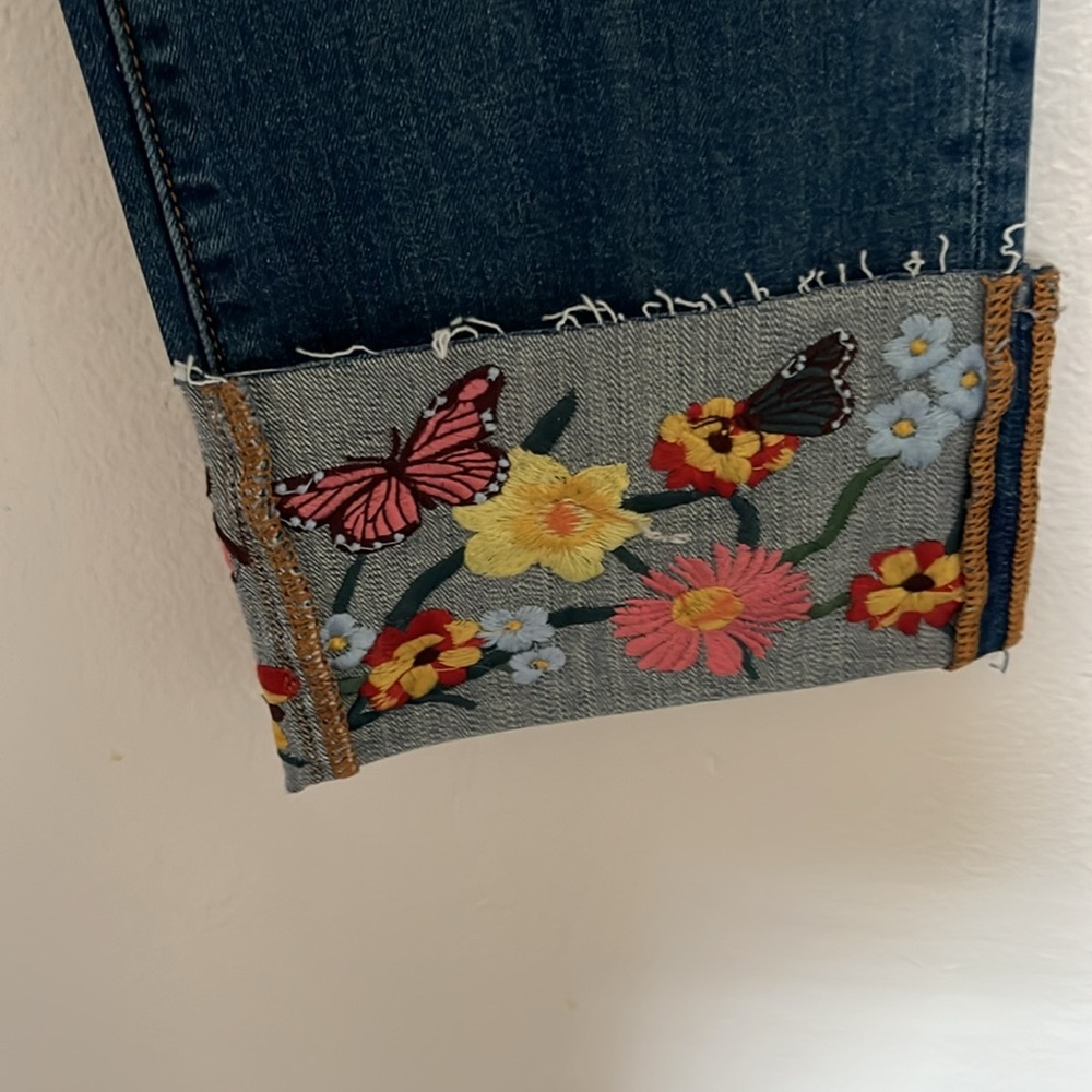 Driftwood Jeans size 32 . Embroidery on bottoms and pockets! NWT s - Picture 4 of 8